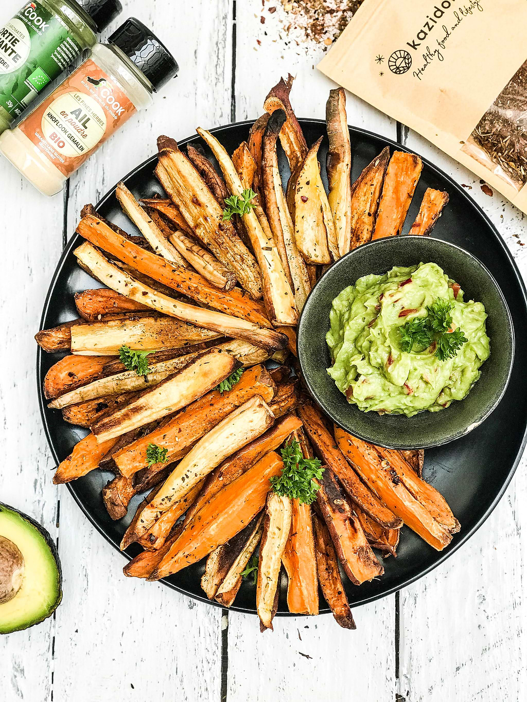 Recept voor zoete aardappel en pastinaak frietjes met guacamole